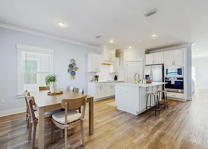 Nautical Downtown Close To Shopping Restaurants And Beaches Holiday home