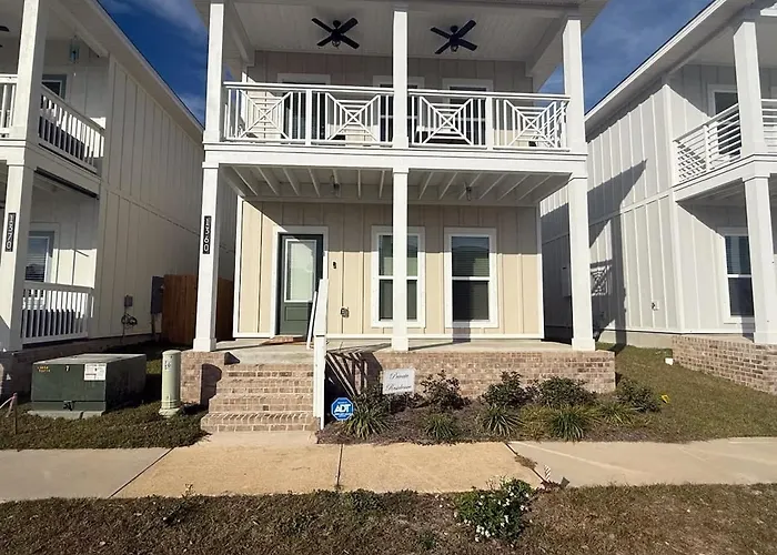 Nautical Downtown Close To Shopping Restaurants And Beaches Holiday home