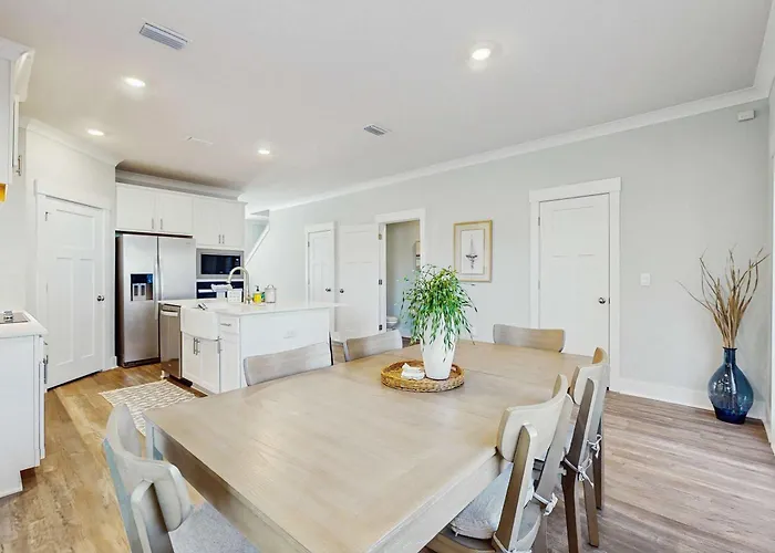 Nautical Downtown Close To Shopping Restaurants And Beaches Holiday home *