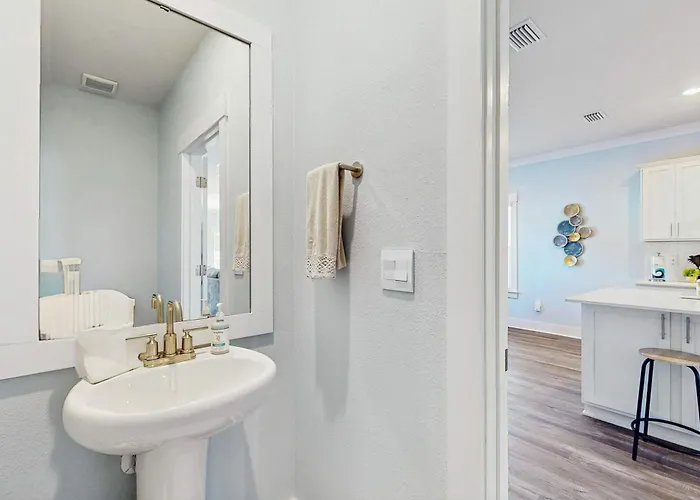 Nautical Downtown Close To Shopping Restaurants And Beaches Holiday home *