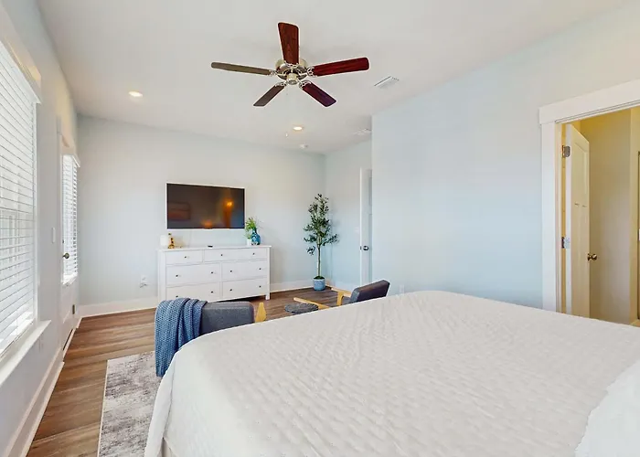 Nautical Downtown Close To Shopping Restaurants And Beaches Holiday home Pensacola