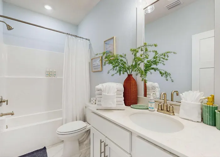 Nautical Downtown Close To Shopping Restaurants And Beaches Holiday home Pensacola