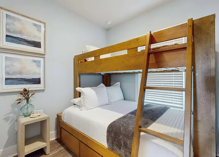 Nautical Downtown Close To Shopping Restaurants And Beaches