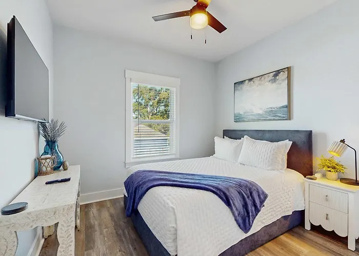 Nautical Downtown Close To Shopping Restaurants And Beaches *