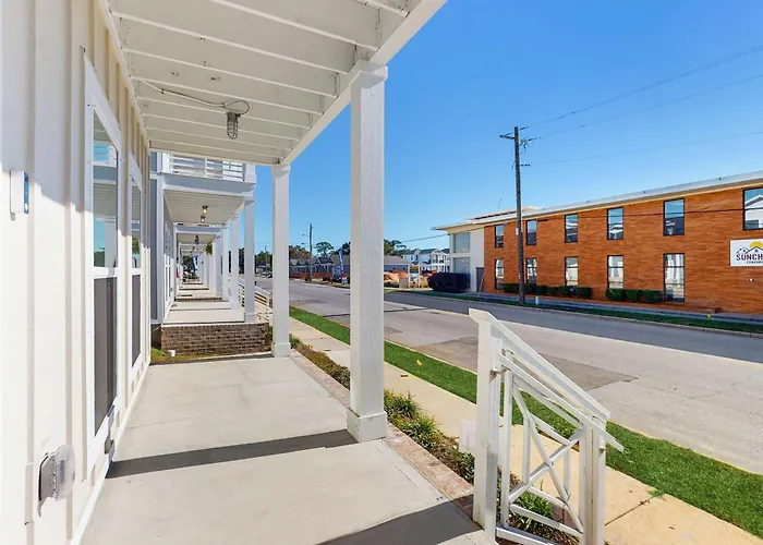 Nautical Downtown Close To Shopping Restaurants And Beaches Pensacola