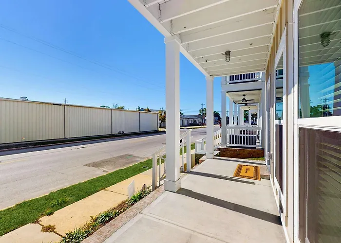 Nautical Downtown Close To Shopping Restaurants And Beaches Pensacola