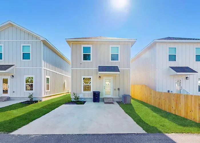 Nautical Downtown Close To Shopping Restaurants And Beaches Holiday home