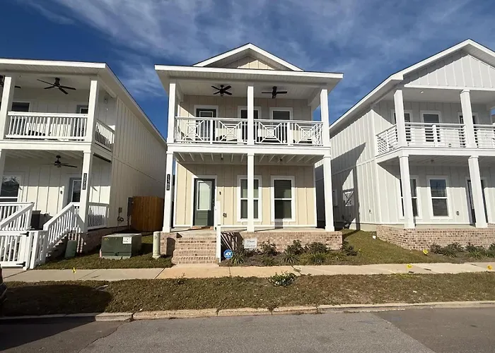 Nautical Downtown Close To Shopping Restaurants And Beaches Pensacola